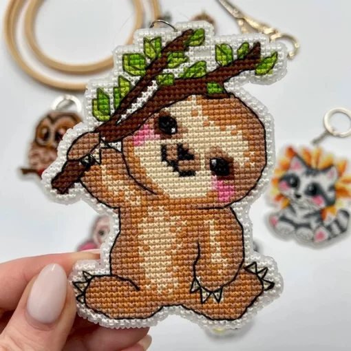 Брелок для вишивки хрестиком на пластиковій канві &quot;Лінивець&quot;, VPC_009