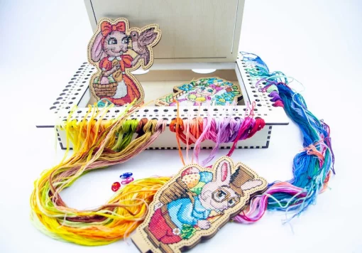 Органайзер-парковка з отворами для намотки ниток Тканина ТМ Embroidery Craft Органайзер під процес 35х26х6 66 отворів слонова кістка OG-075