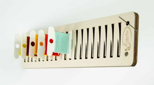 Підставка для бобін (шпуль) ТМ Embroidery Craft з магнітом для голок 20 прорізів. Прорізи з фіксатором 6*24 кава з молоком PB-004m