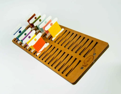 Підставка для бобін (шпуль) ТМ Embroidery Craft з магнітом для голок 40 прорізів. Прорізи з фіксатором 9.6*24 волоський горіх PB-006g