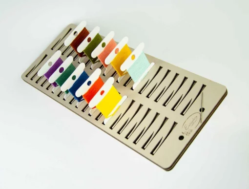 Підставка для бобін (шпуль) ТМ Embroidery Craft з магнітом для голок 40 прорізів. Прорізи з фіксатором 9.6*24 кава з молоком PB-006m