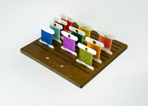 Підставка для бобін (шпуль) ТМ Embroidery Craft з магнітом для голок 30 прорізів 14*14 карпатська ялинка PB-007k