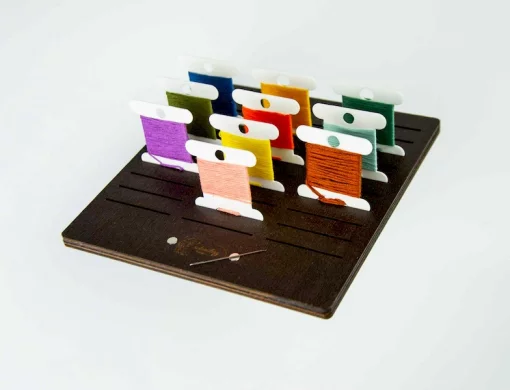 Підставка для бобін (шпуль) ТМ Embroidery Craft з магнітом для голок 30 прорізів 14*14 венге PB-007v