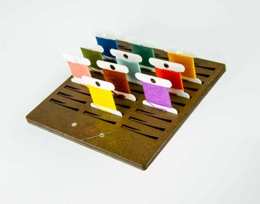 Підставка для бобін (шпуль) ТМ Embroidery Craft з магнітом для голок 30 прорізів. Прорізи з фіксатором 14*14 карпатська ялинка PB-008k