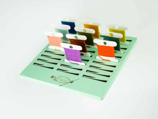 Підставка для бобін (шпуль) ТМ Embroidery Craft з магнітом для голок 30 прорізів. Прорізи з фіксатором 14*14 бірюзовий PB-008b