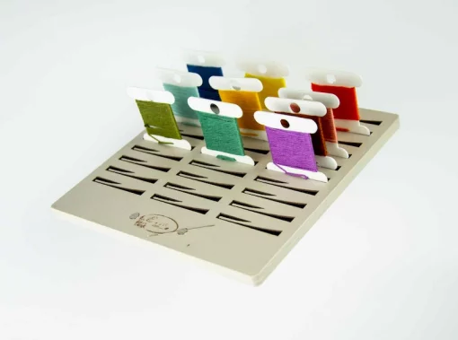 Підставка для бобін (шпуль) ТМ Embroidery Craft з магнітом для голок 30 прорізів. Прорізи з фіксатором 14*14 кава з молоком PB-008m