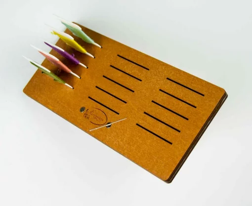 Підставка для бобін (шпуль) ТМ Embroidery Craft з магнітом для голок 15 прорізів 18*8 волоський горіх PB-009g