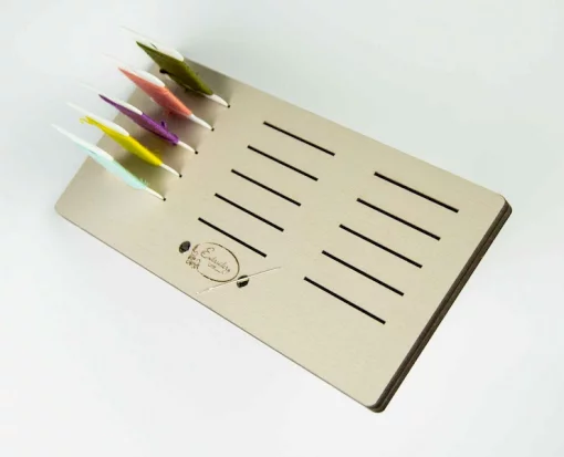 Підставка для бобін (шпуль) ТМ Embroidery Craft з магнітом для голок 15 прорізів 18*8 кава з молоком PB-009m