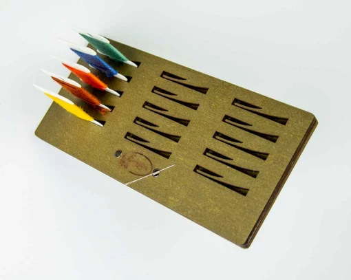 Підставка для бобін (шпуль) ТМ Embroidery Craft з магнітом для голок 15 прорізів. Прорізи з фіксатором 18*8 карпатська ялинка PB-010k