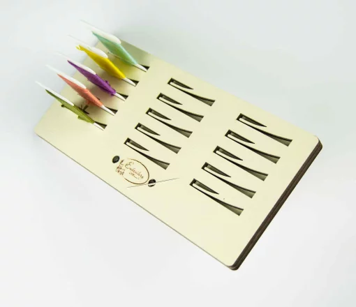 Підставка для бобін (шпуль) ТМ Embroidery Craft з магнітом для голок 15 прорізів. Прорізи з фіксатором 18*8 слонов кістка PB-010s